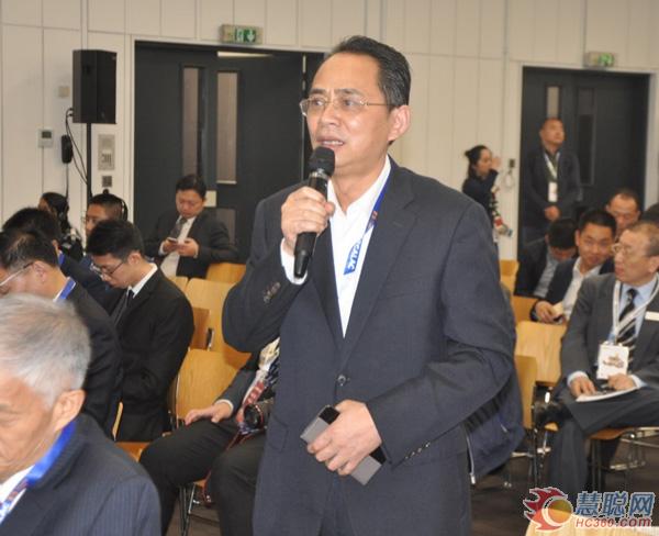 潍柴动力副总裁李绍华回答记者提问 