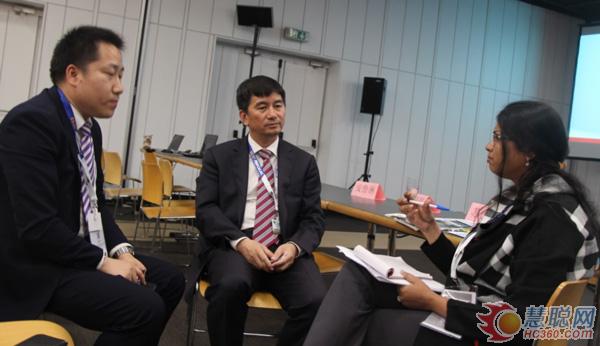 中铁装备谭顺辉董事长（中）在现场接受印度记者（右）采访 