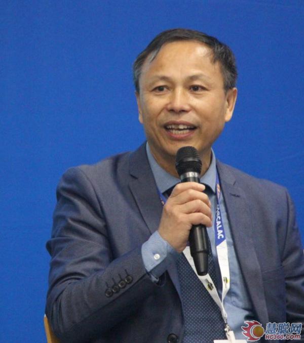  企业家对话环节由《建设机械技术与管理》杂志社社长周贤彪主持 