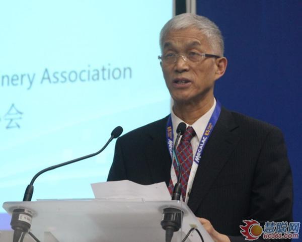 中国工程机械工业协会会长祁俊介绍中国工程机械行业情况 