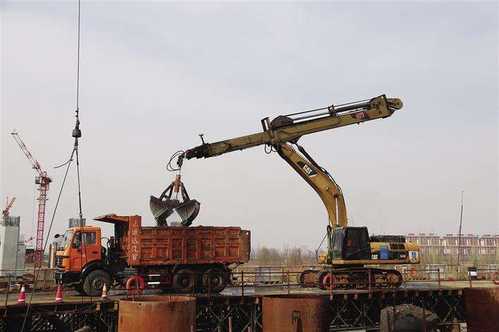 挖掘机伸缩臂.jpg