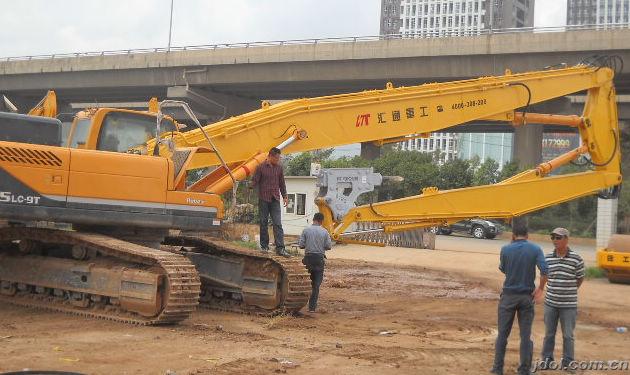 挖掘机拆楼臂.jpg