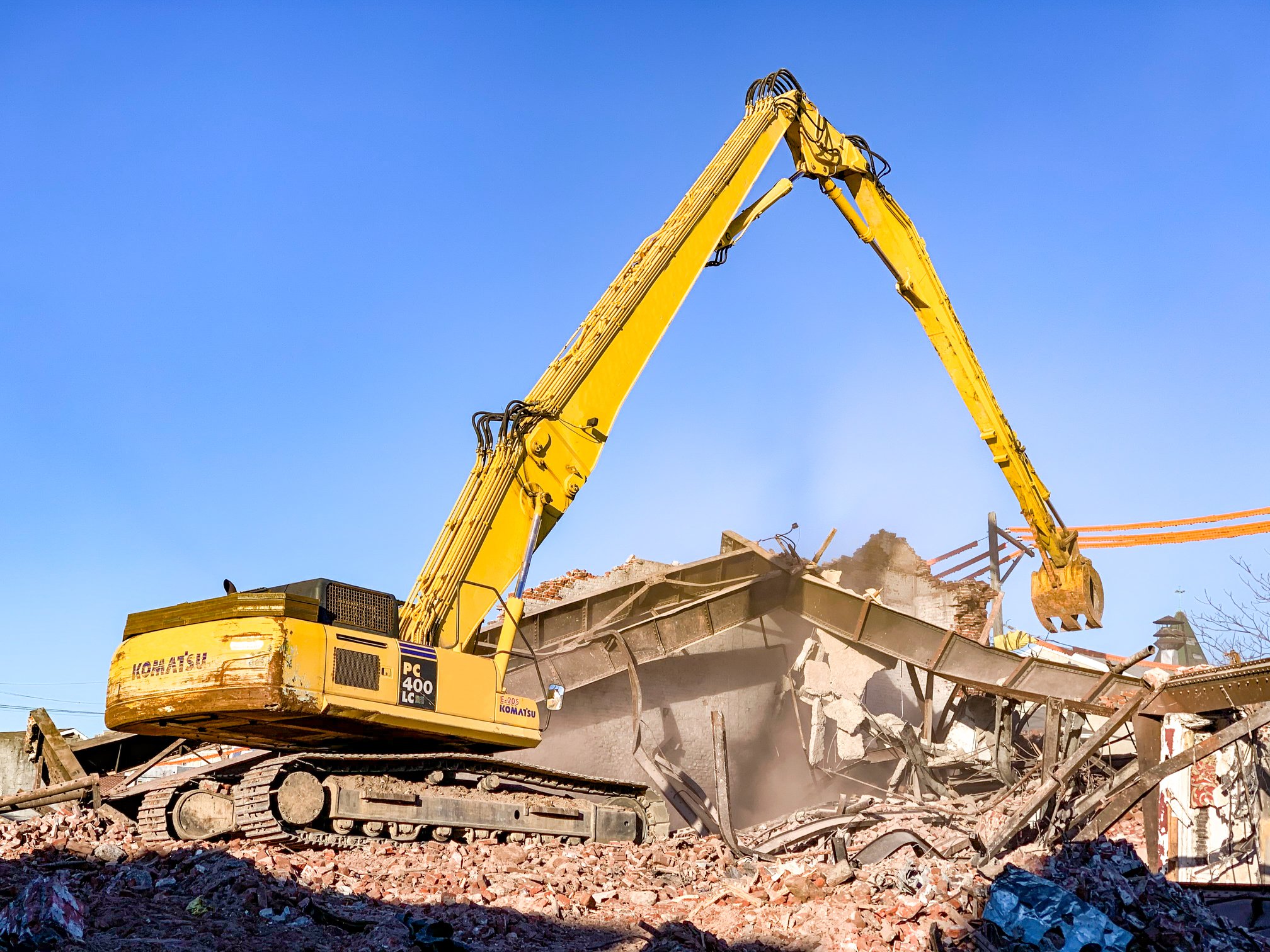 挖掘机拆楼臂.jpg